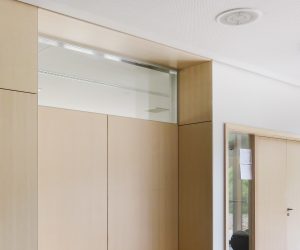 Das Schallschutzglas Fertigfenster harmoniert auf der Zimmerseite flächenbündig mit der Wand.